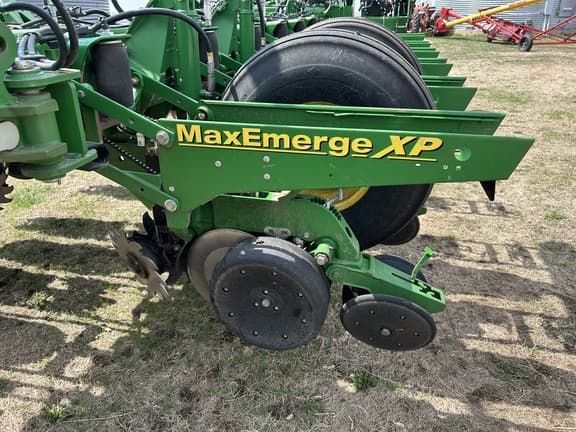 Image of John Deere 1770 equipment image 1