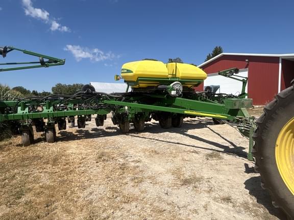 Image of John Deere 1790 equipment image 2