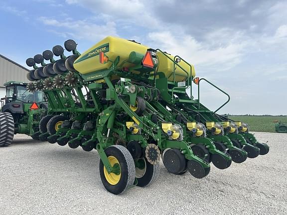 Image of John Deere 1790 equipment image 1