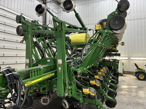 Image of John Deere 1790 equipment image 1