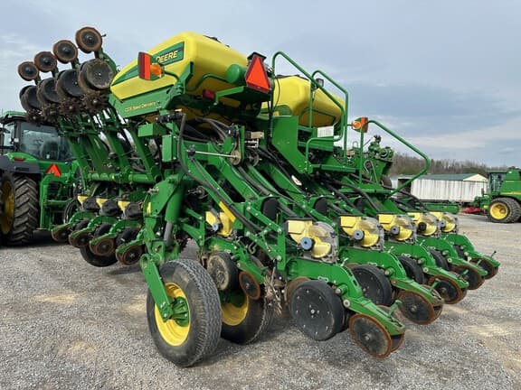 Image of John Deere 1790 equipment image 2