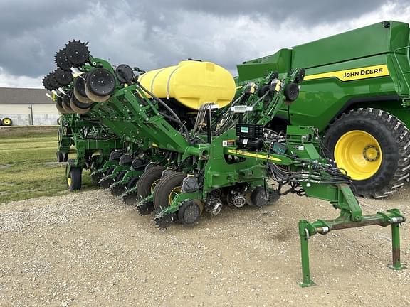 Image of John Deere 1790 equipment image 1