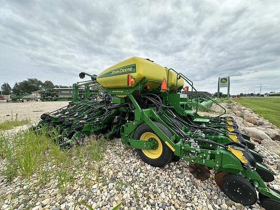 Image of John Deere 1790 equipment image 2