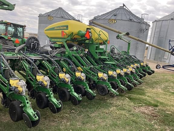Image of John Deere 1790 equipment image 2
