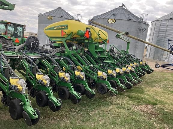 Image of John Deere 1790 equipment image 4