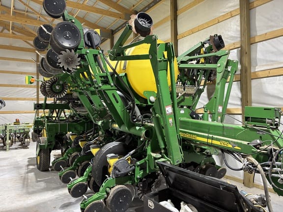 2013 John Deere 1790 Equipment Image0