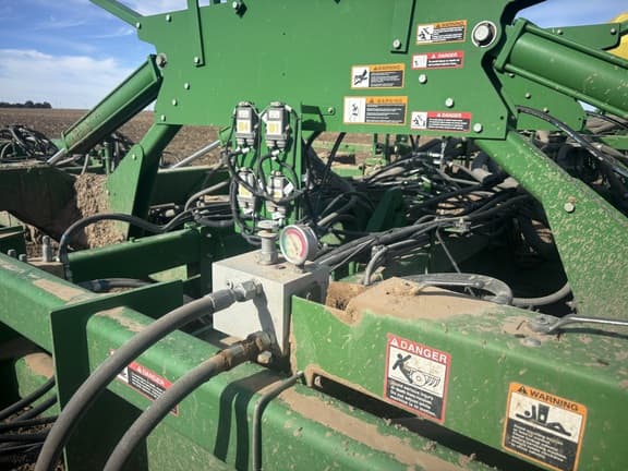 Image of John Deere 1890 equipment image 2