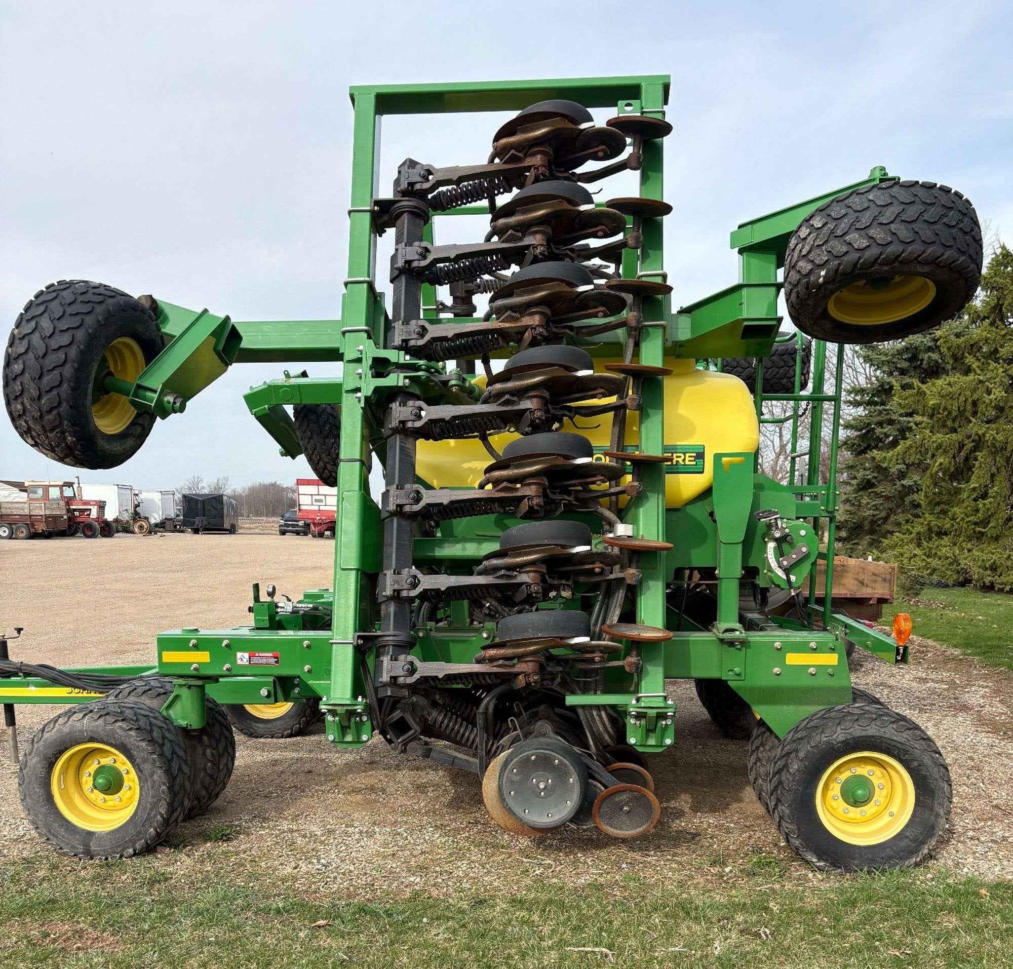 2013 John Deere 1990 Equipment Image0