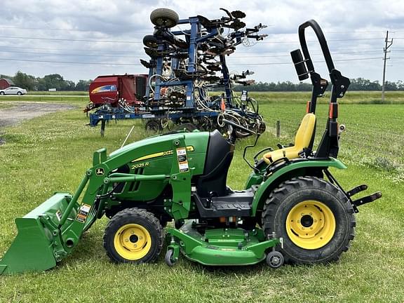 Image of John Deere 2025R equipment image 3