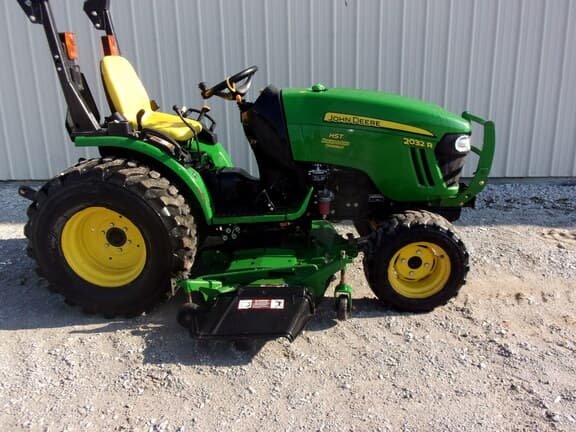 Image of John Deere 2032R equipment image 1
