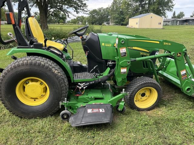 Image of John Deere 2032R equipment image 1