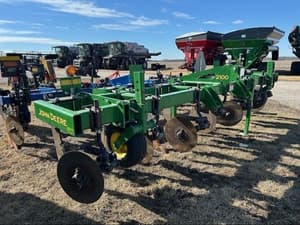 2013 John Deere 2100 Image