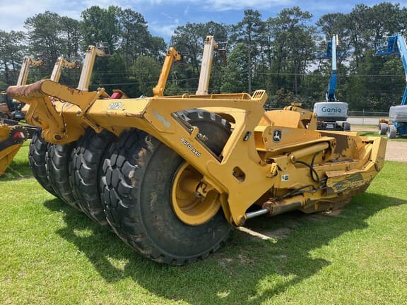 Image of John Deere 2112C equipment image 2