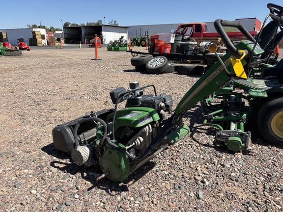 Image of John Deere 220 E-Cut equipment image 4