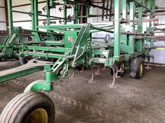 Image of John Deere 2210 equipment image 3