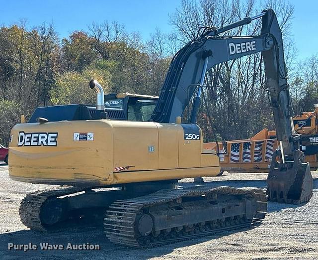 Image of John Deere 250G LC equipment image 4