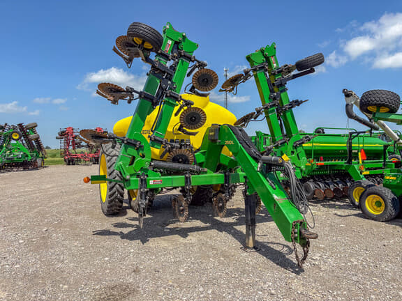 Image of John Deere 2510L equipment image 1