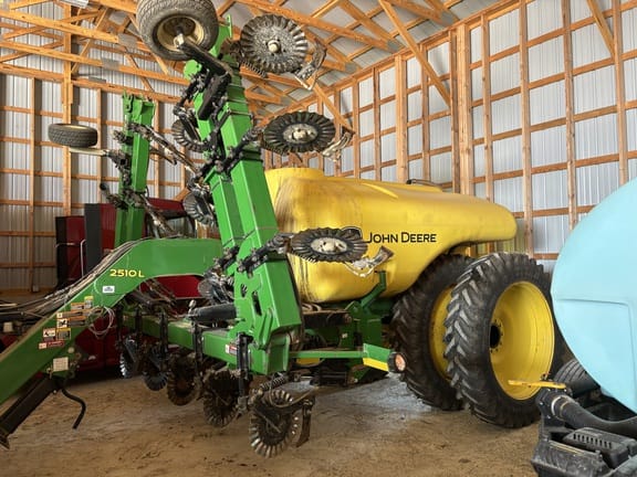 2013 John Deere 2510L Equipment Image0