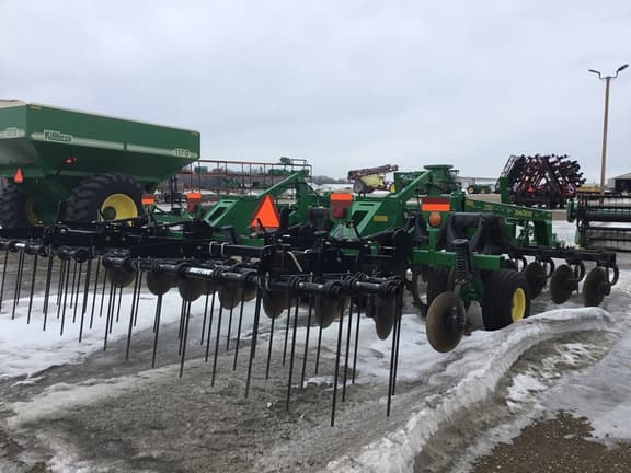 Image of John Deere 2700 equipment image 4