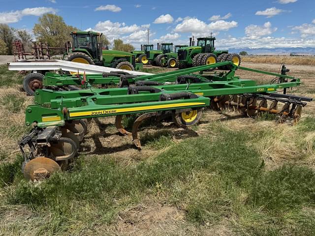Image of John Deere 2720 equipment image 4