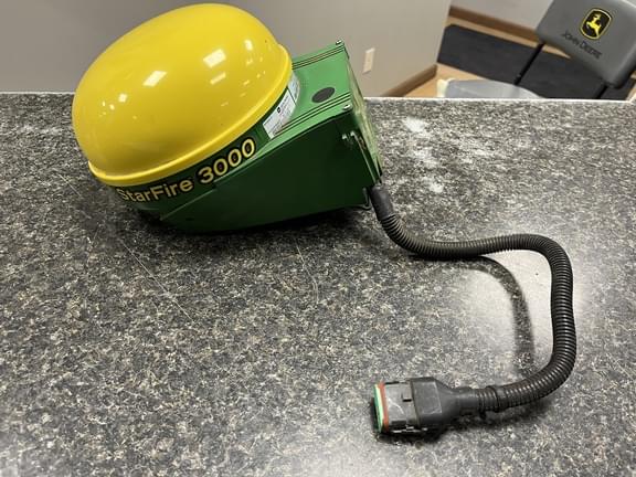 Image of John Deere StarFire 3000 equipment image 3