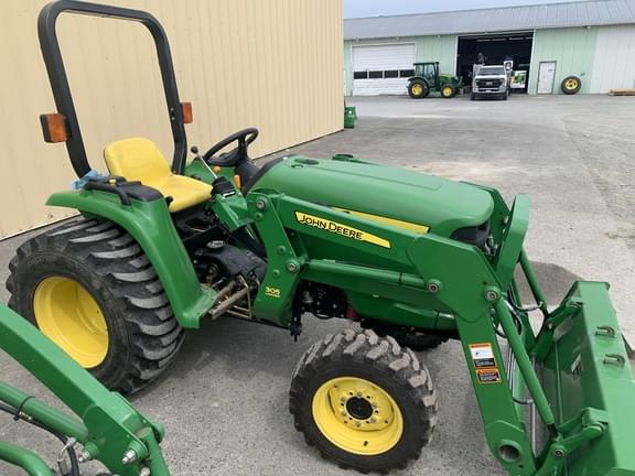 Image of John Deere 3032E equipment image 4