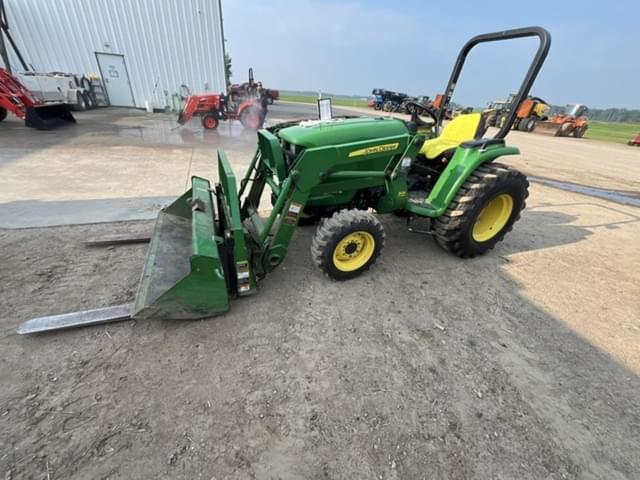 Image of John Deere 3038E equipment image 4