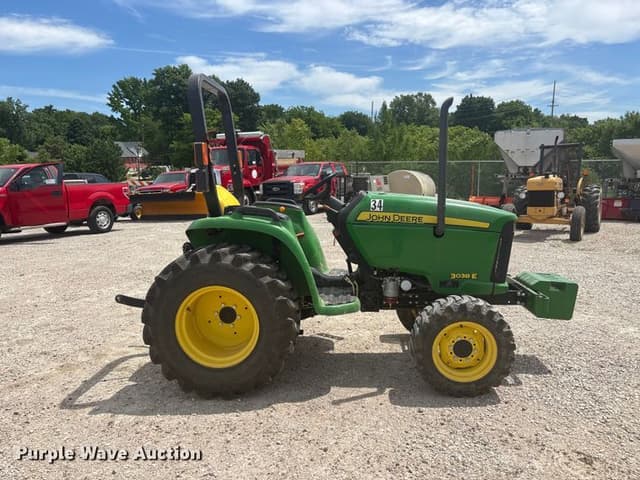 Image of John Deere 3038E equipment image 3