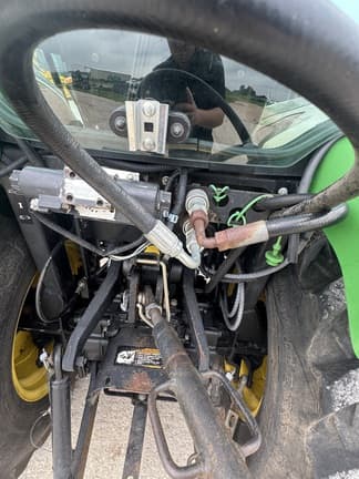 Image of John Deere 3320 equipment image 3