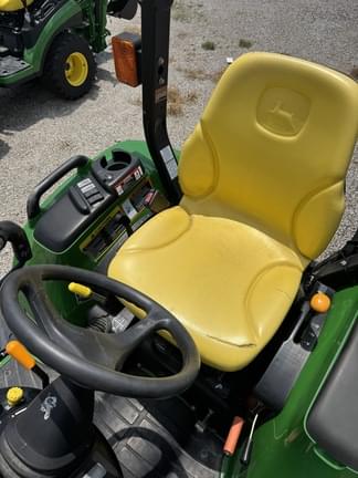 Image of John Deere 3320 equipment image 4