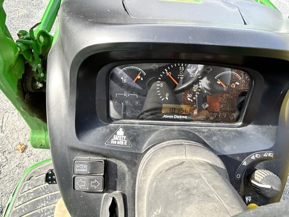 Image of John Deere 3320 equipment image 4