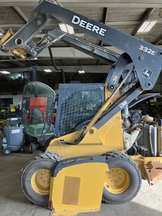 Image of John Deere 332E equipment image 2