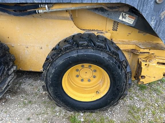 Image of John Deere 332E equipment image 1