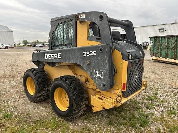 Image of John Deere 332E equipment image 2