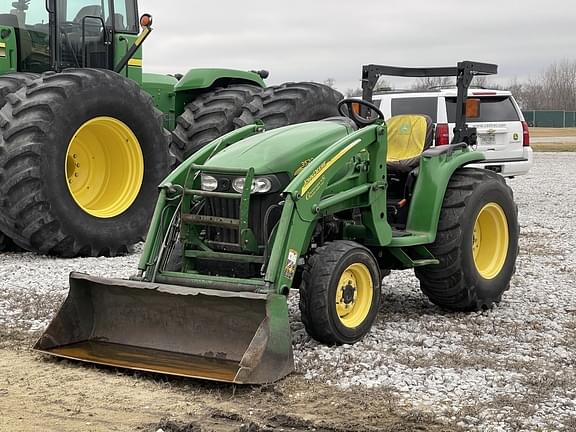 Image of John Deere 3520 equipment image 2