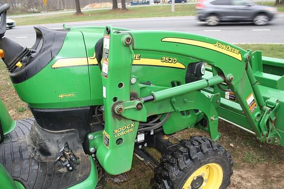 Image of John Deere 3520 equipment image 4