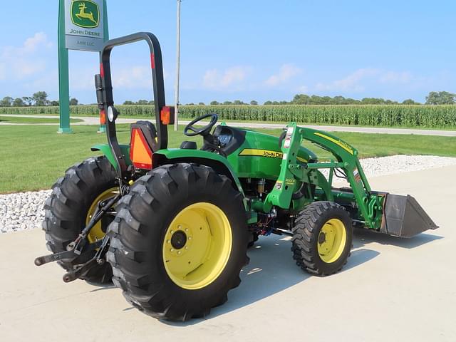 Image of John Deere 4105 equipment image 4