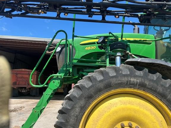 Image of John Deere 4830 equipment image 1
