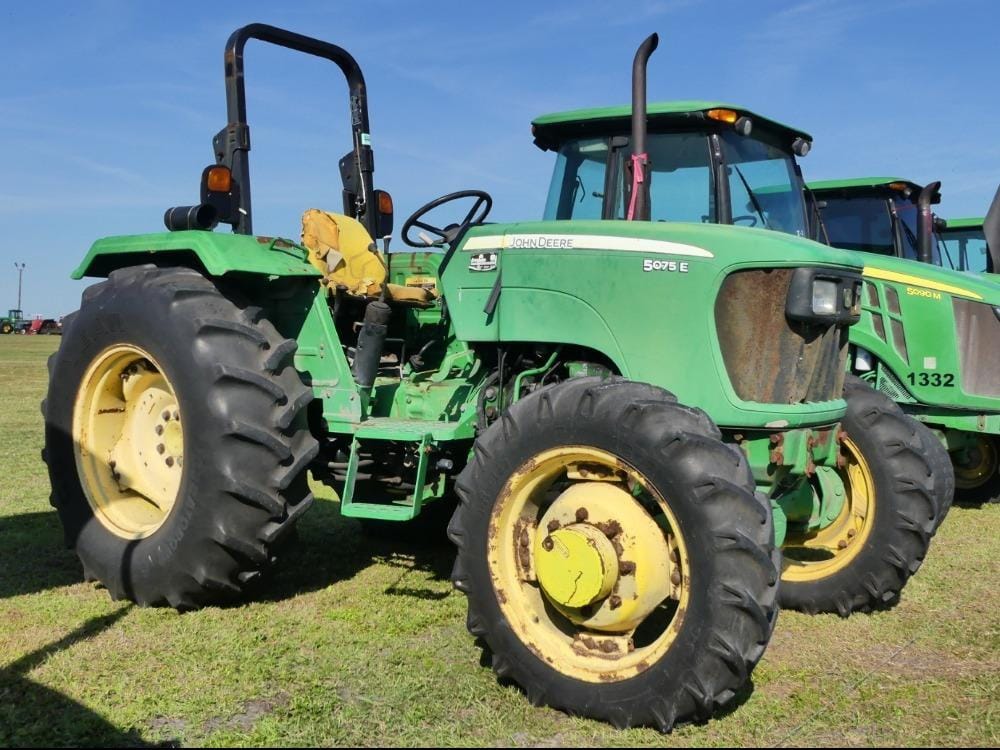 2013 John Deere 5075E Equipment Image0