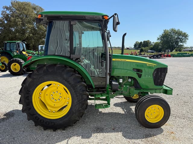 Image of John Deere 5075M equipment image 1