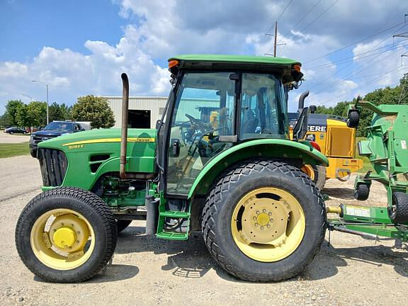 Image of John Deere 5083E equipment image 4