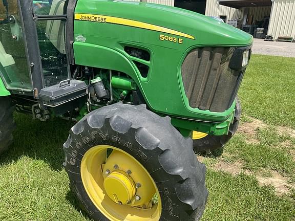 Image of John Deere 5083E equipment image 4
