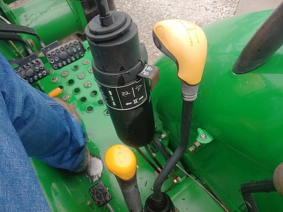 Image of John Deere 5083E equipment image 4