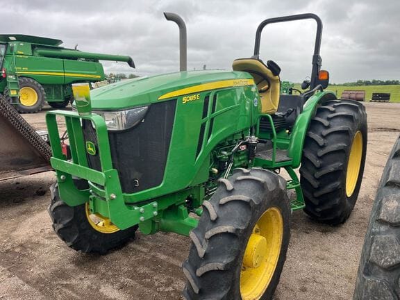 2013 John Deere 5085E Equipment Image0