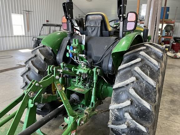 Image of John Deere 5085E equipment image 4