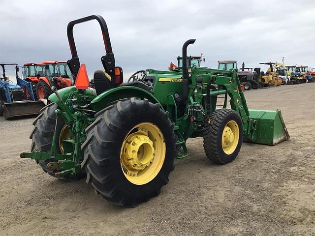 Image of John Deere 5085M equipment image 4