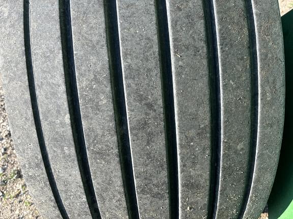 Image of John Deere 569 MegaWide Plus equipment image 4