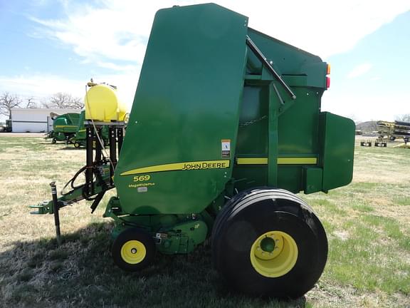 Image of John Deere 569 MegaWide Plus equipment image 1