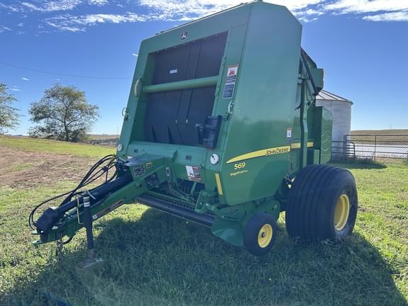 Image of John Deere 569 MegaWide Plus equipment image 1