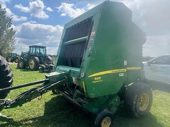 Image of John Deere 569 MegaWide Plus equipment image 1